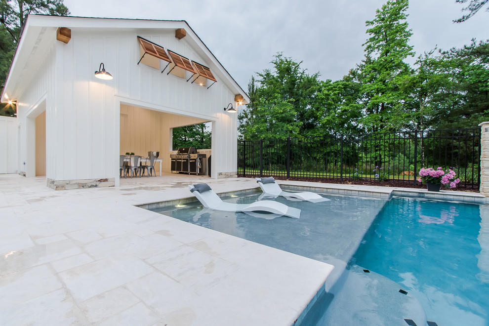 Geräumiger Country Schwimmteich hinter dem Haus in rechteckiger Form mit Wasserspiel und Betonboden in Raleigh