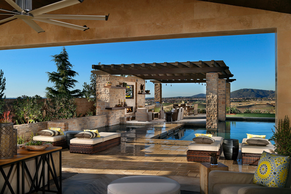 Geräumiges Mediterranes Poolhaus hinter dem Haus in individueller Form mit Natursteinplatten in San Diego