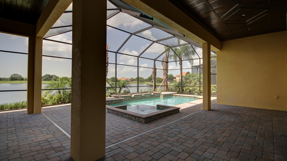 Источник вдохновения для домашнего уюта: прямоугольный бассейн среднего размера на заднем дворе в средиземноморском стиле с джакузи и мощением клинкерной брусчаткой