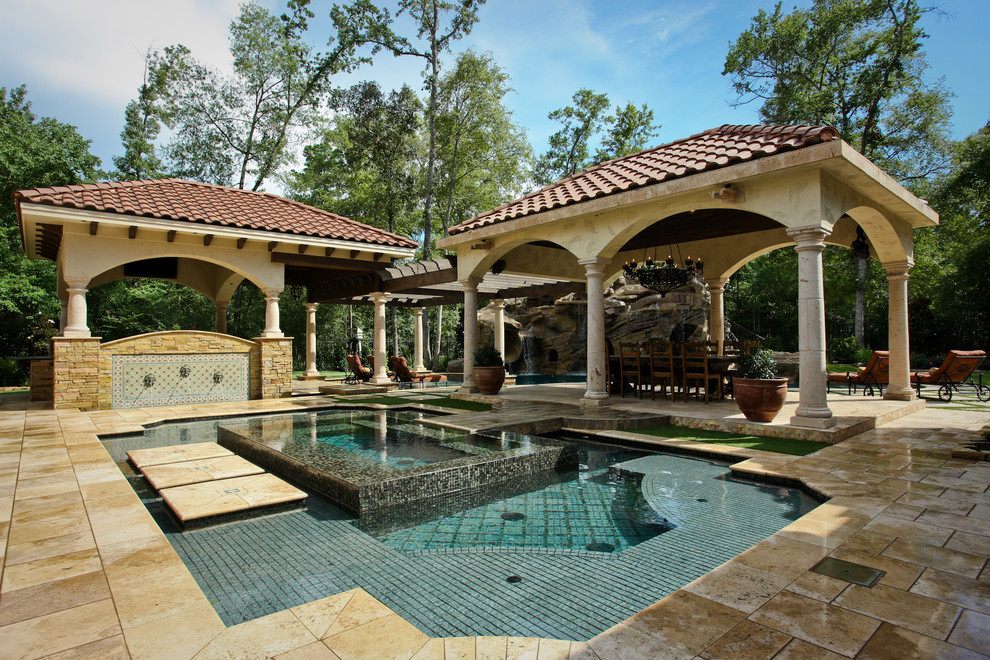 Diseño de piscina con tobogán natural mediterránea a medida en patio trasero