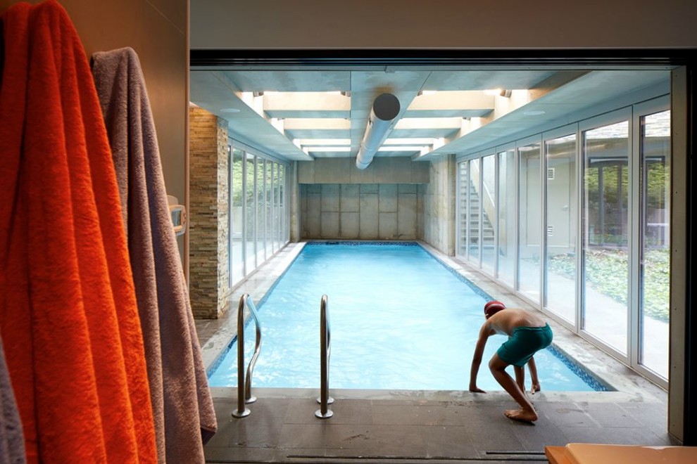 Foto di una grande piscina coperta minimalista rettangolare con piastrelle