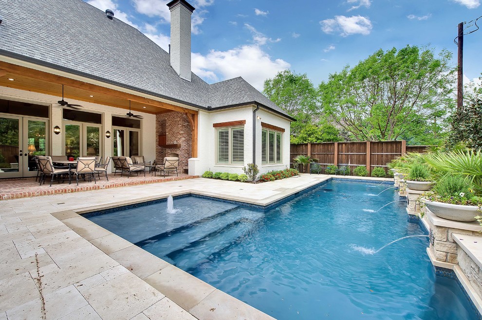 Mittelgroßer Klassischer Pool hinter dem Haus in L-Form mit Wasserspiel und Betonplatten in Dallas