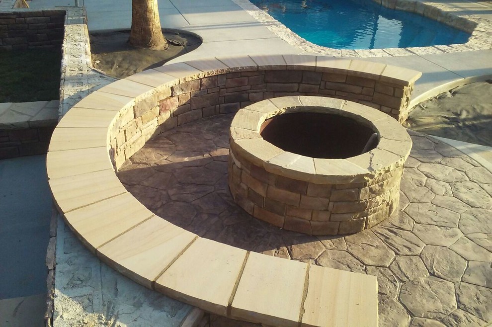 Свежая идея для дизайна: маленький естественный, прямоугольный бассейн на заднем дворе в морском стиле с домиком у бассейна и покрытием из декоративного бетона для на участке и в саду - отличное фото интерьера