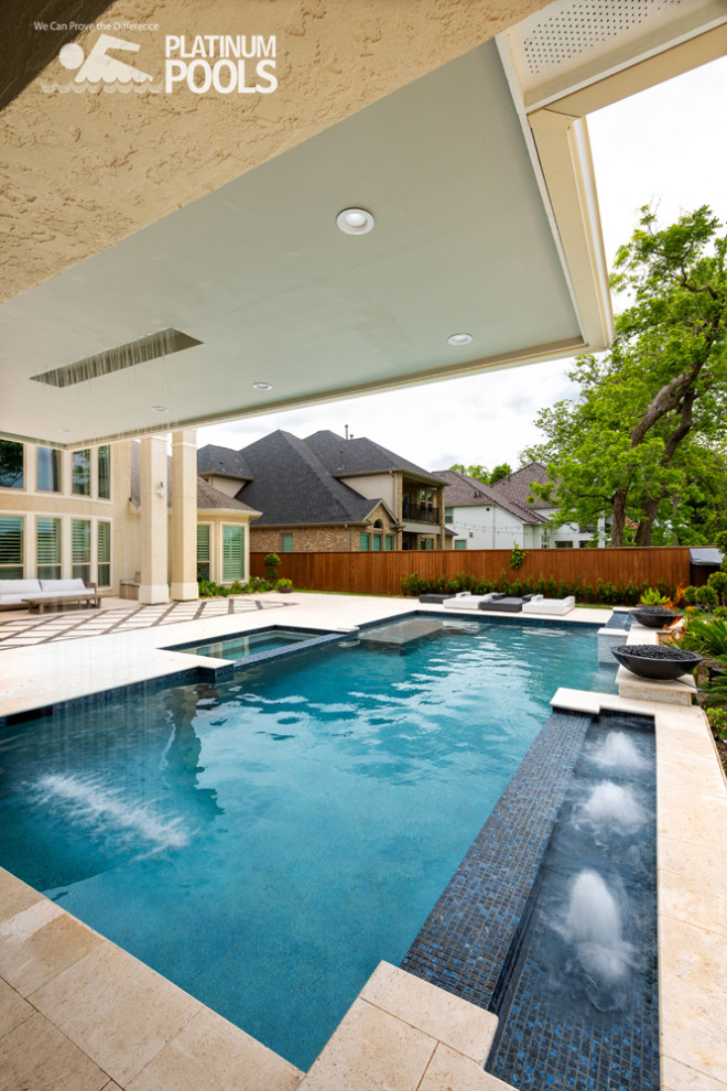 Exempel på en modern anpassad pool på baksidan av huset