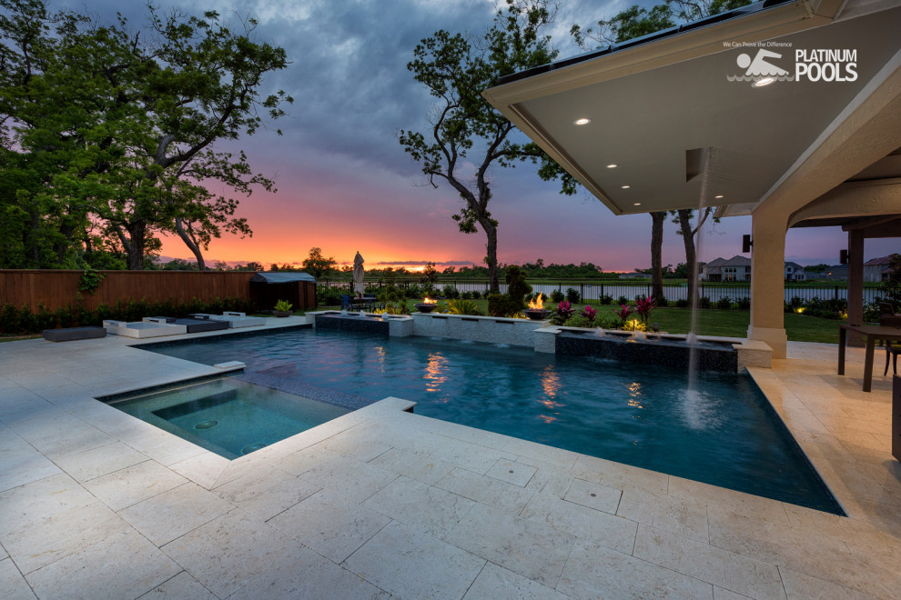 Design ideas for a contemporary back custom shaped swimming pool.