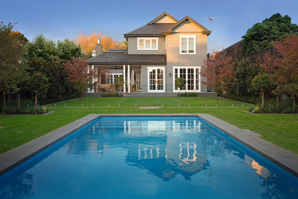 Inspiration för en mellanstor vintage rektangulär pool på baksidan av huset