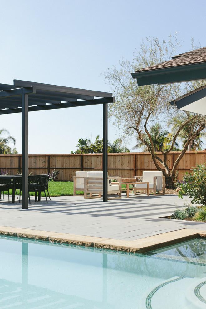 Foto de piscinas y jacuzzis costeros grandes rectangulares en patio trasero con adoquines de hormigón