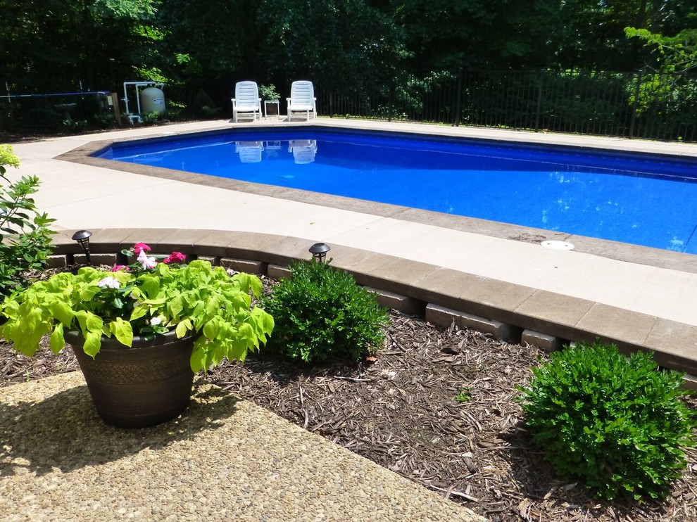 Idee per una grande piscina chic dietro casa con cemento stampato