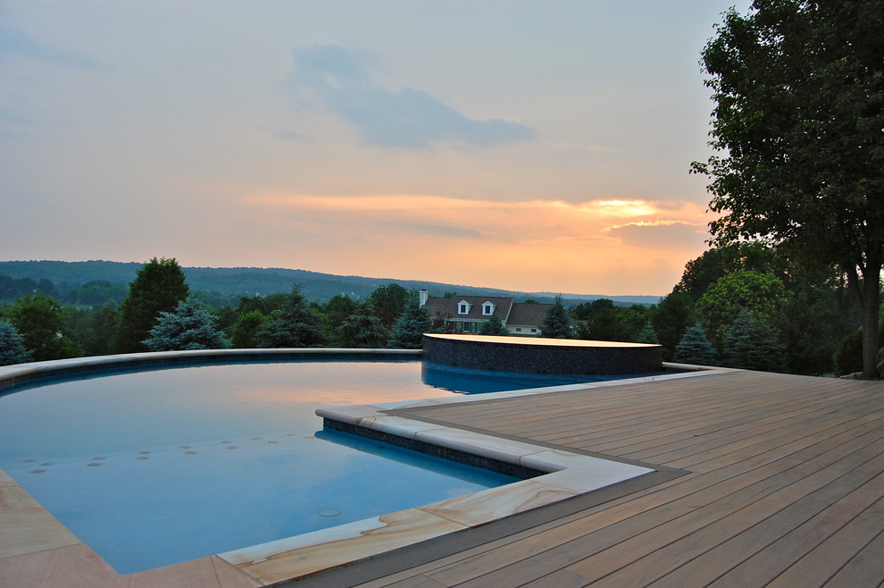 Imagen de piscina ecléctica de tamaño medio a medida en patio trasero con entablado