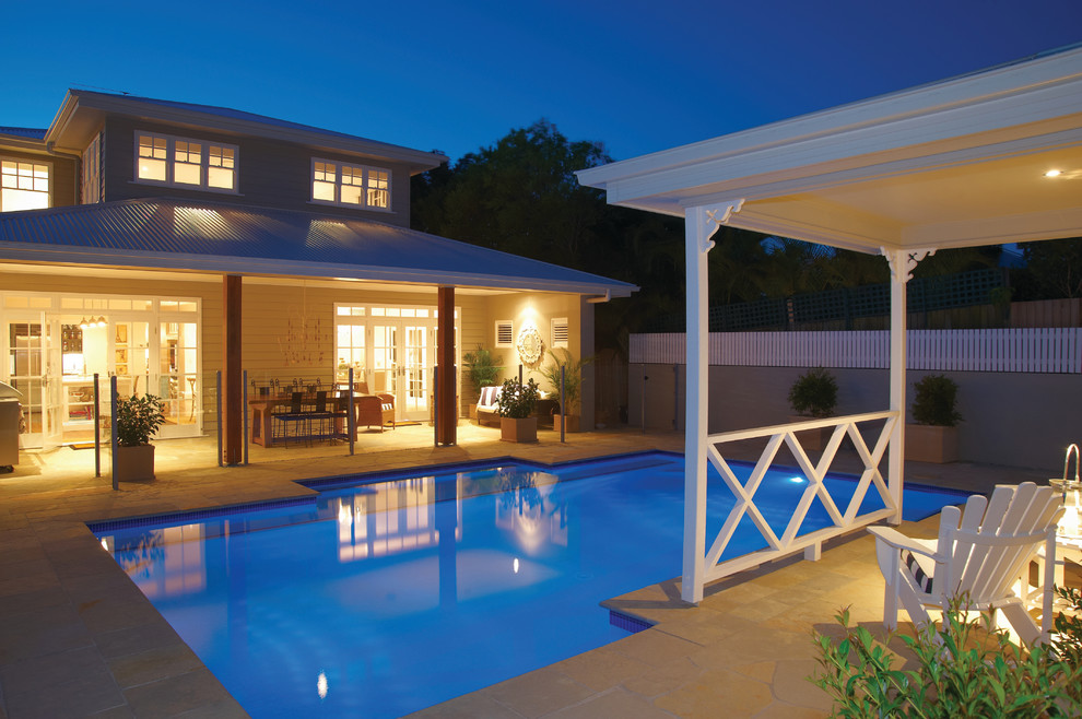 Idée de décoration pour un Abris de piscine et pool houses arrière tradition de taille moyenne et rectangle avec des pavés en pierre naturelle.