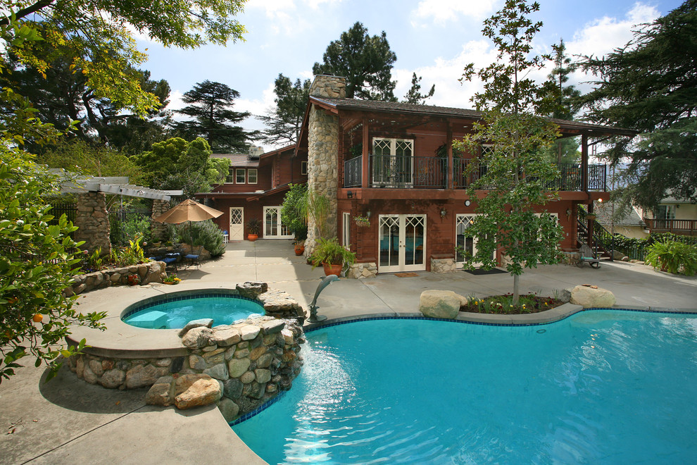Источник вдохновения для домашнего уюта: бассейн на заднем дворе в стиле рустика с джакузи и покрытием из бетонных плит