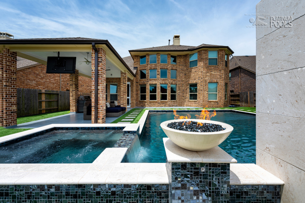 Свежая идея для дизайна: бассейн произвольной формы на заднем дворе в современном стиле - отличное фото интерьера