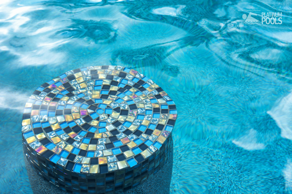 Ispirazione per una grande piscina naturale minimalista personalizzata dietro casa con piastrelle