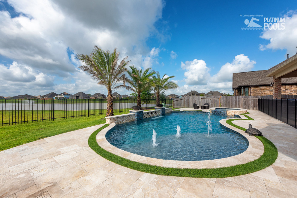 Immagine di una grande piscina naturale moderna personalizzata dietro casa con piastrelle