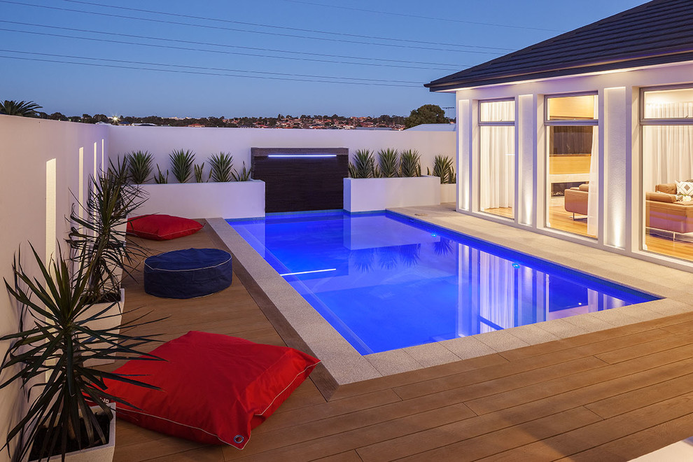 Mittelgroßer Moderner Pool hinter dem Haus in rechteckiger Form mit Dielen in Perth