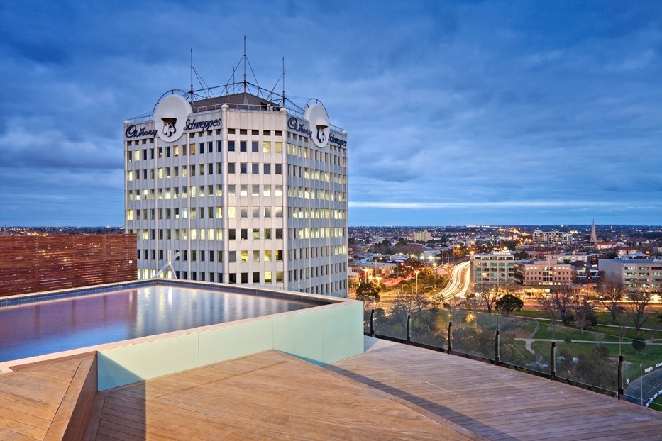 Geräumiger Moderner Pool auf dem Dach in individueller Form mit Dielen in Melbourne