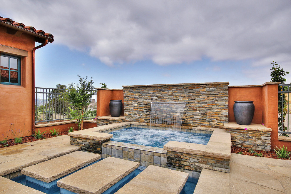 Свежая идея для дизайна: бассейн на внутреннем дворе в средиземноморском стиле - отличное фото интерьера