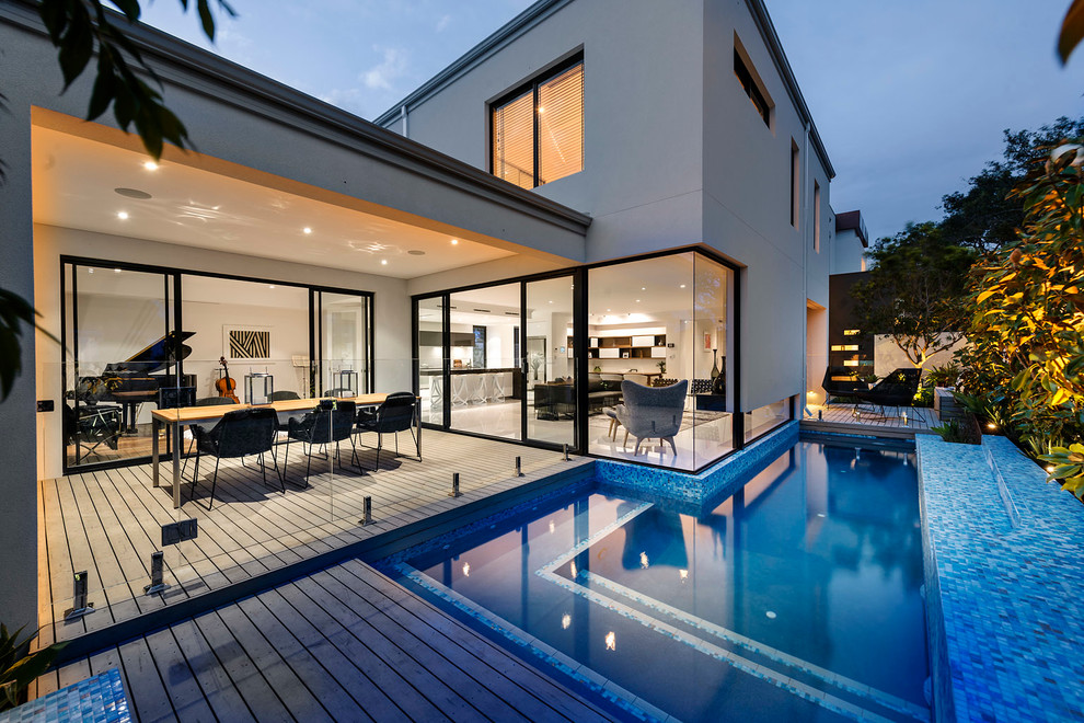 Moderner Pool hinter dem Haus in L-Form mit Dielen in Perth