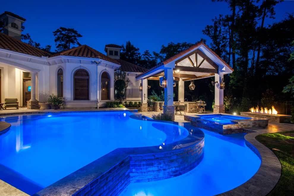 Idée de décoration pour un grand Abris de piscine et pool houses arrière design sur mesure avec des pavés en pierre naturelle.