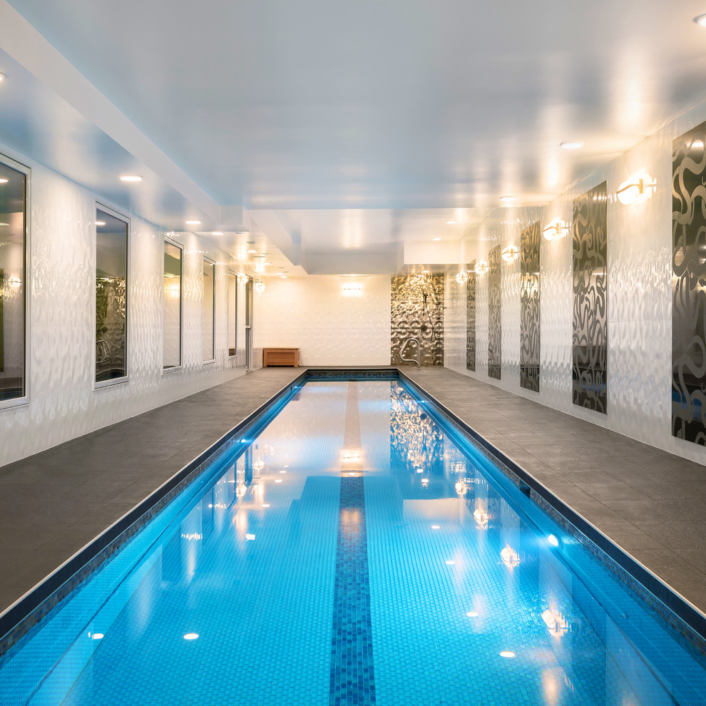 Diseño de piscina alargada contemporánea extra grande interior y rectangular con suelo de baldosas
