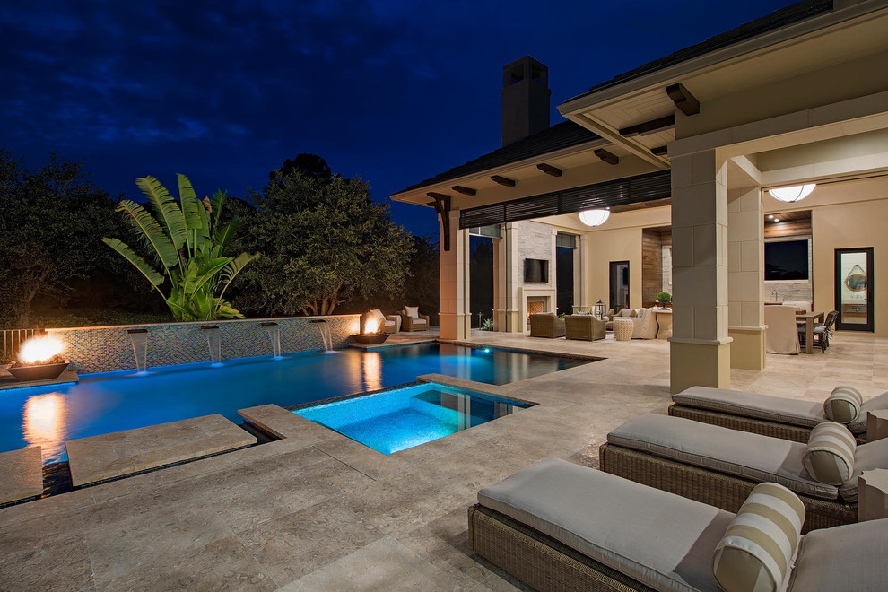Ispirazione per un'ampia piscina classica rettangolare dietro casa con una vasca idromassaggio