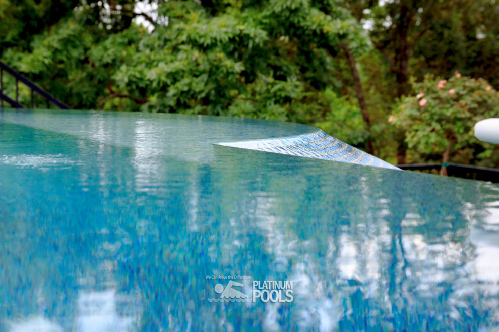 Foto på en funkis pool på baksidan av huset