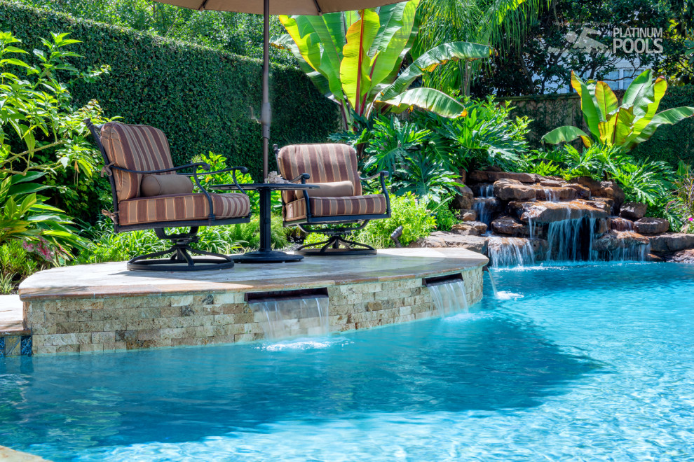Immagine di una piscina design personalizzata dietro casa con pedane