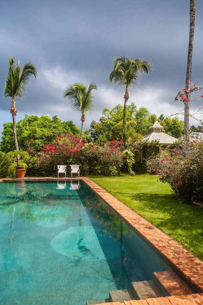 Foto de piscina tropical rectangular
