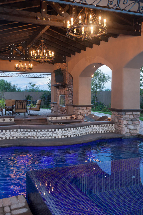 На фото: естественный бассейн среднего размера, в форме фасоли на заднем дворе в средиземноморском стиле с джакузи и мощением клинкерной брусчаткой