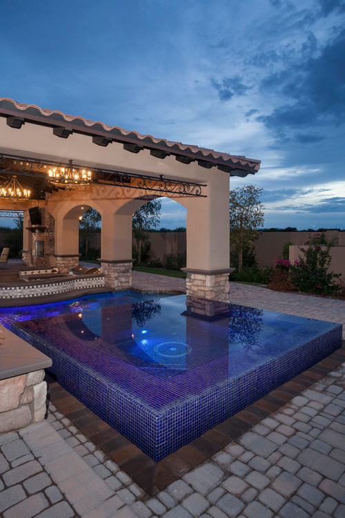 Идея дизайна: естественный бассейн среднего размера, в форме фасоли на заднем дворе в средиземноморском стиле с джакузи и мощением клинкерной брусчаткой