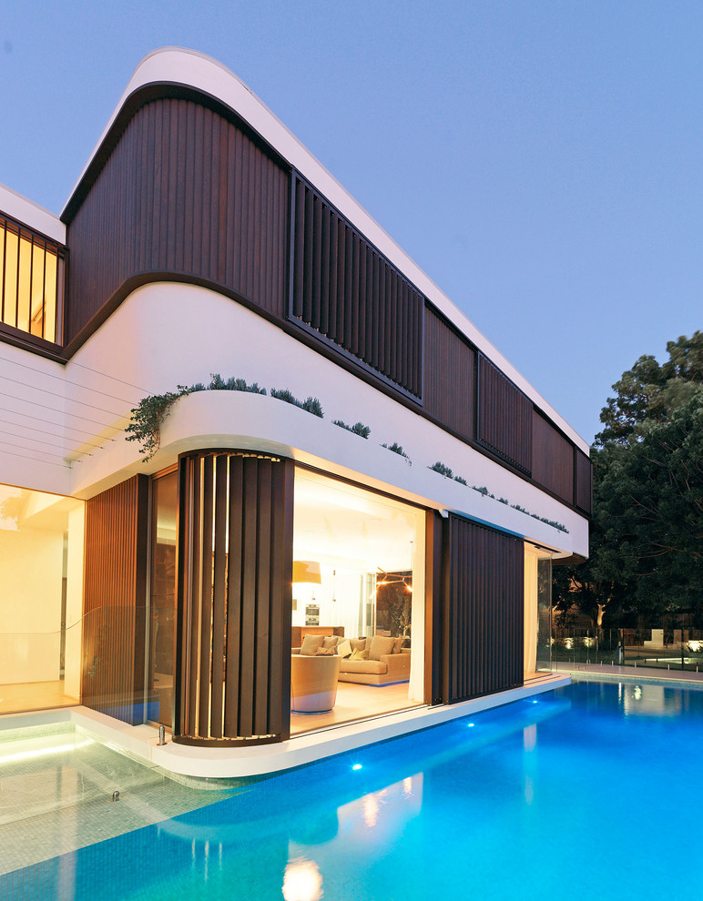 Moderner Pool hinter dem Haus in L-Form in Sydney