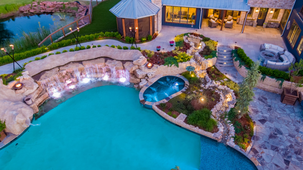 Diseño de piscinas y jacuzzis naturales de estilo de casa de campo extra grandes a medida en patio trasero con adoquines de piedra natural