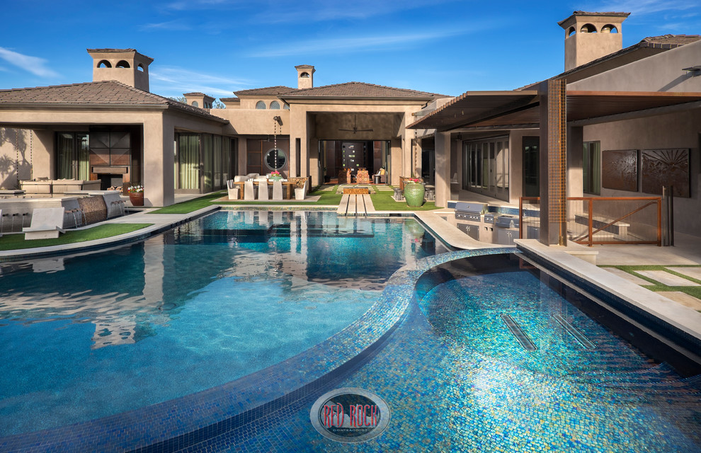 Modelo de piscina con fuente infinita actual extra grande a medida en patio trasero con adoquines de piedra natural