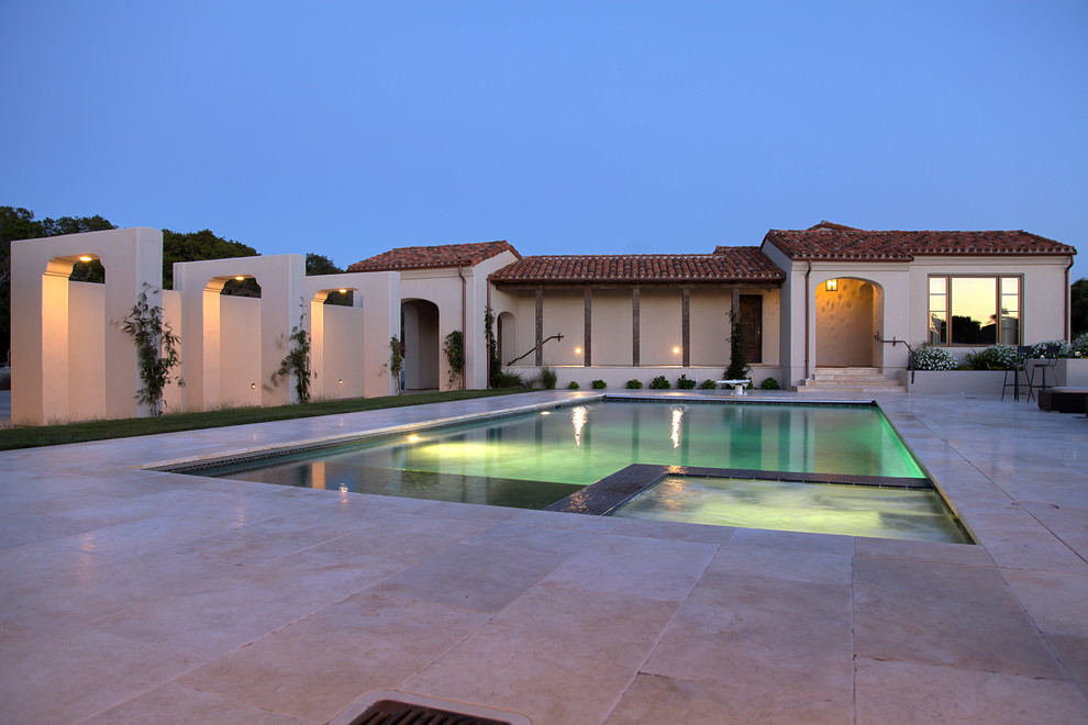 Foto di una grande piscina monocorsia mediterranea rettangolare dietro casa con una dépendance a bordo piscina e piastrelle