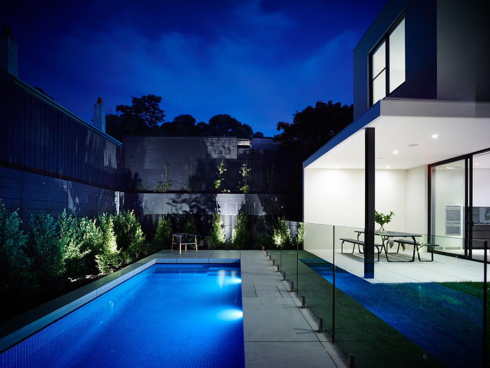 Свежая идея для дизайна: прямоугольный бассейн в современном стиле - отличное фото интерьера