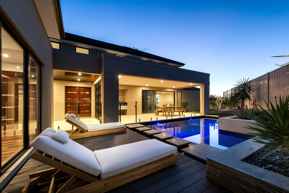 Cette image montre une piscine design sur mesure avec une terrasse en bois.