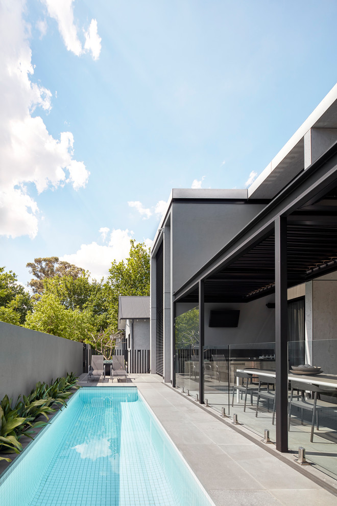 Mittelgroßer, Gefliester Moderner Pool in rechteckiger Form in Melbourne