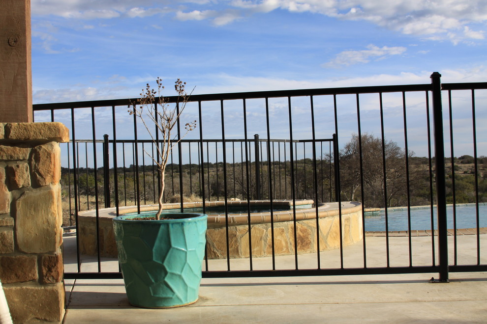 Идея дизайна: естественный бассейн произвольной формы на заднем дворе в стиле рустика с джакузи и покрытием из декоративного бетона