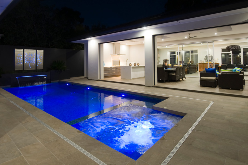Стильный дизайн: большой бассейн в стиле модернизм с фонтаном - последний тренд