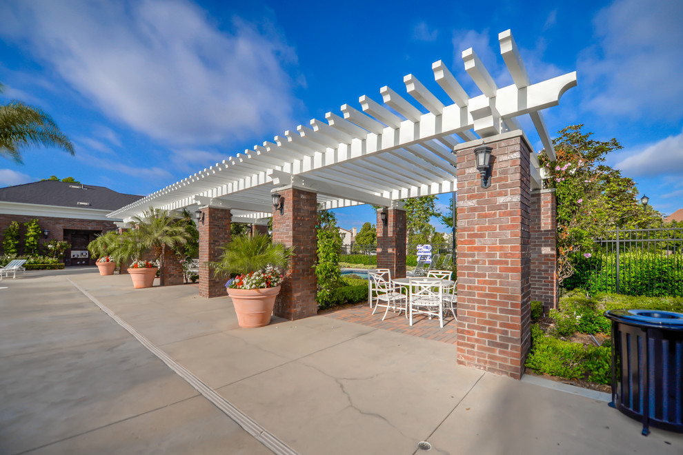 Großer Klassischer Patio hinter dem Haus mit Betonboden in Orange County