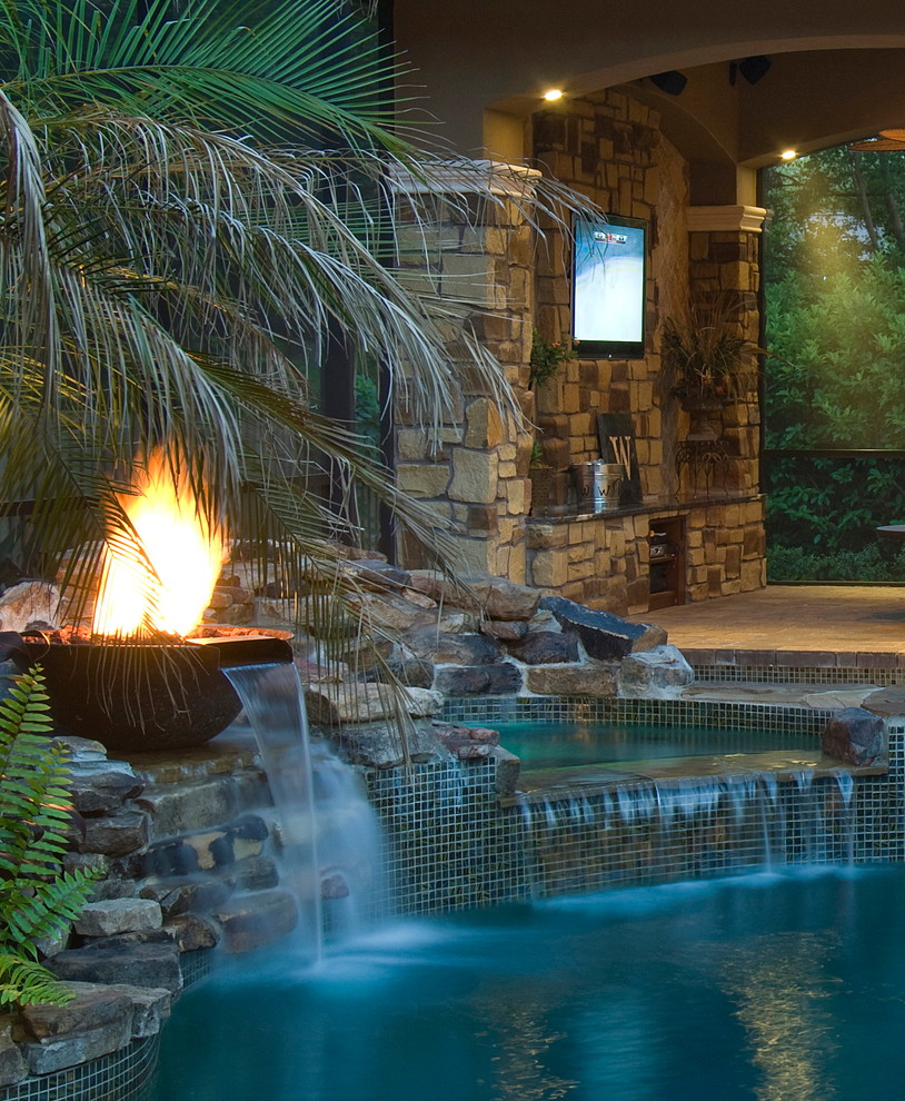 Ispirazione per una piscina classica personalizzata di medie dimensioni e dietro casa con fontane e pavimentazioni in pietra naturale