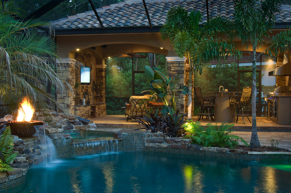 Mittelgroßer Klassischer Pool hinter dem Haus in individueller Form mit Wasserspiel und Natursteinplatten in Tampa