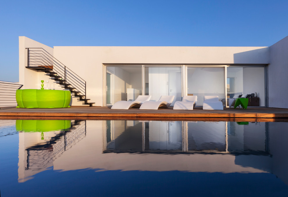 Idées déco pour une grande piscine sur toit à débordement moderne rectangle.