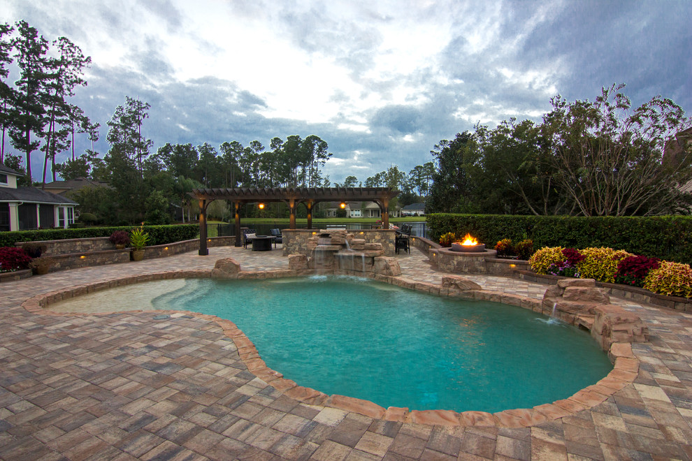Idées déco pour une grande piscine hors-sol et arrière classique sur mesure avec un point d'eau et des pavés en pierre naturelle.