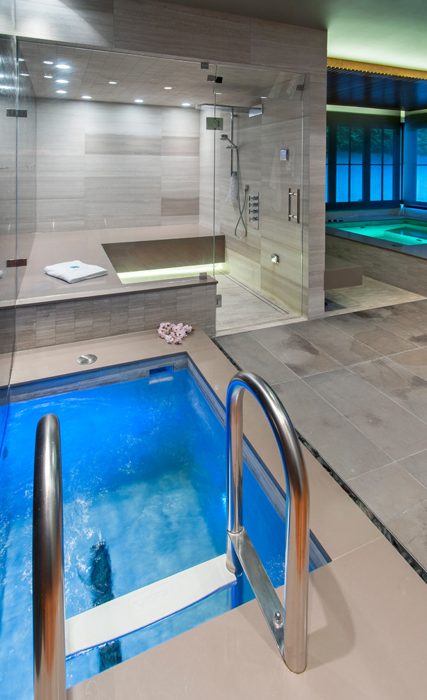 Inspiration pour une piscine intérieure minimaliste rectangle avec un bain bouillonnant et du carrelage.