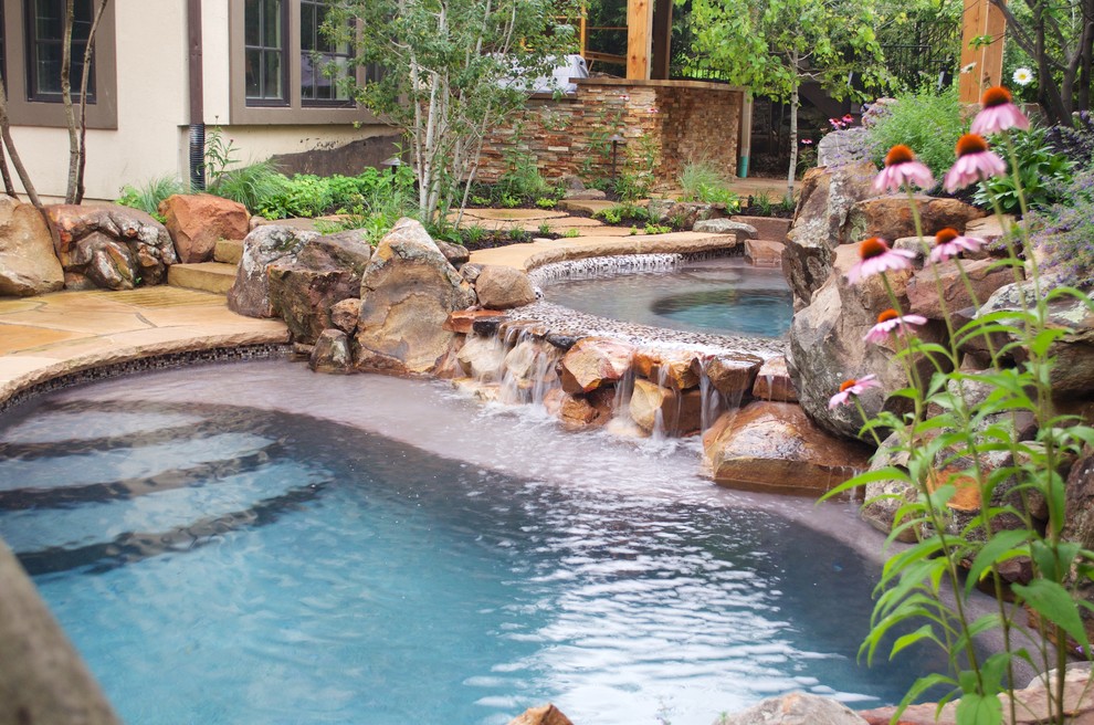 Стильный дизайн: маленький бассейн произвольной формы на заднем дворе в стиле рустика с покрытием из каменной брусчатки для на участке и в саду - последний тренд