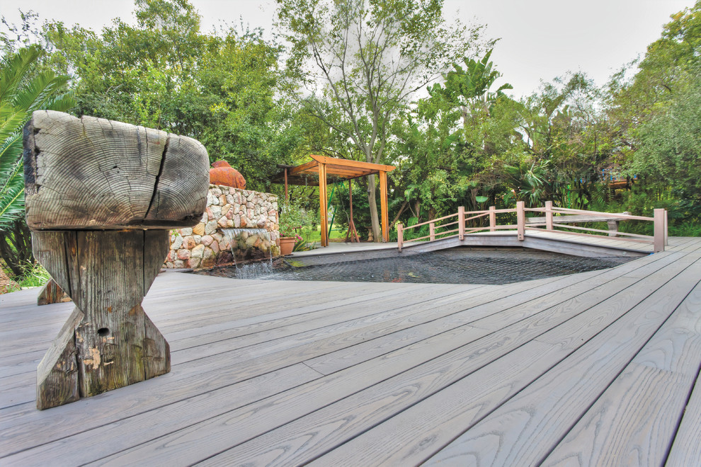 Esempio di una piscina fuori terra moderna personalizzata di medie dimensioni e dietro casa con fontane e pedane