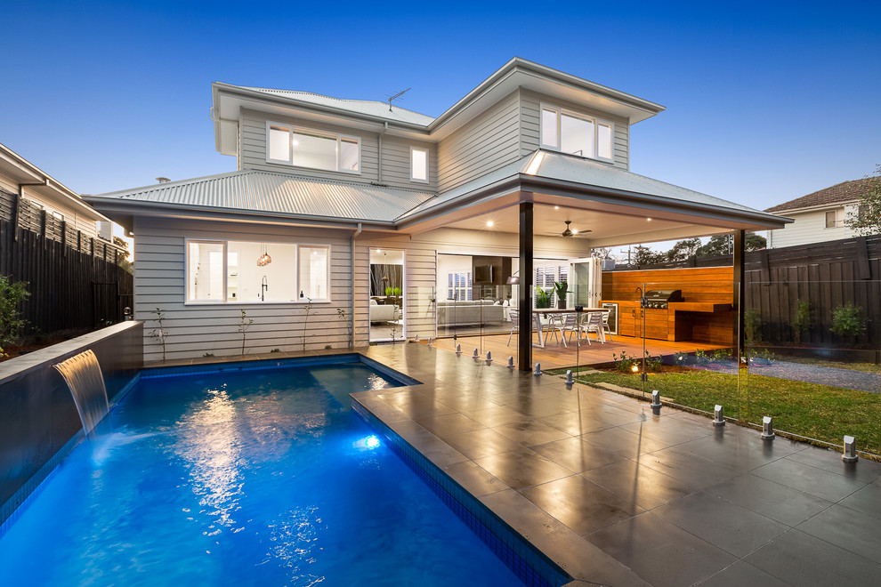 Mittelgroßes, Gefliestes Modernes Sportbecken hinter dem Haus in rechteckiger Form mit Wasserspiel in Melbourne
