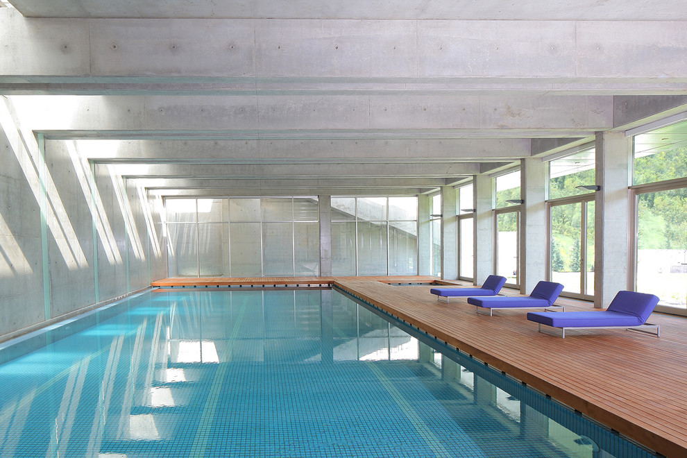 Modelo de piscina minimalista extra grande interior y rectangular