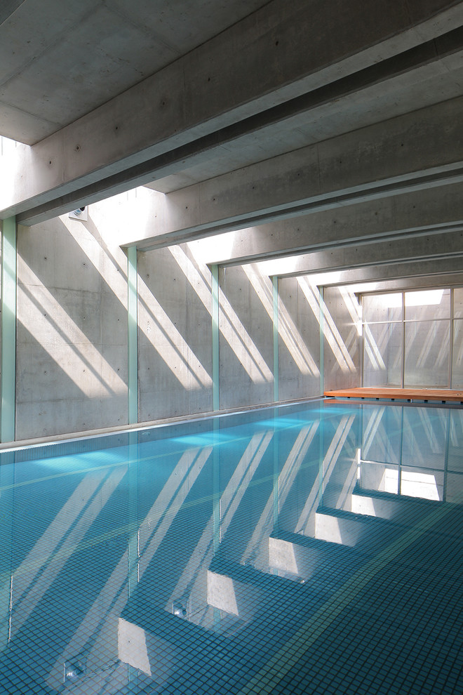Immagine di un'ampia piscina coperta contemporanea rettangolare